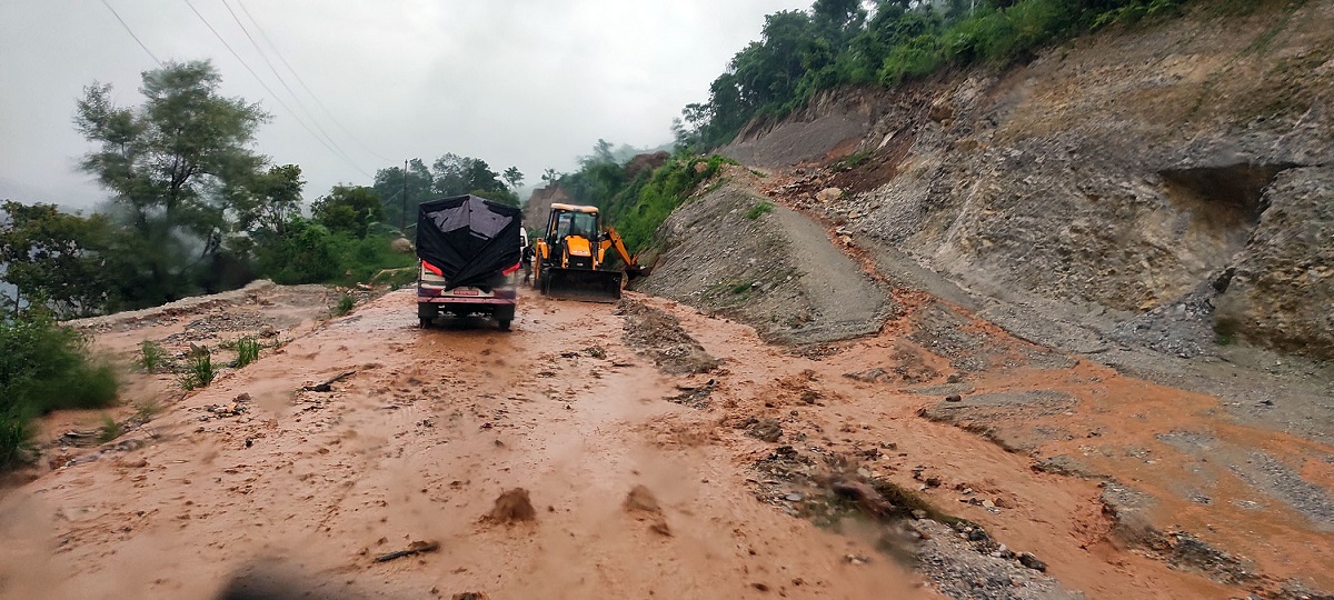 बाढीपहिरोले ठाउँ—ठाउँमा राजमार्ग अवरुद्ध